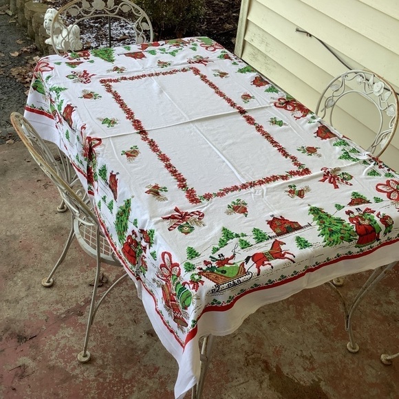 Vintage Christmas Red Green Tablecloth Linen Tablescapes - Picture 2 of 4
